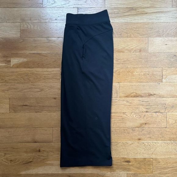 black Lululemon Can You Feel The Pleat Crop pants (size: 4) - Picture 7 of 10